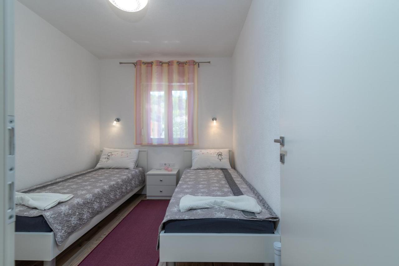 Apartment Gagula With Jacuzzi Trogir Bagian luar foto