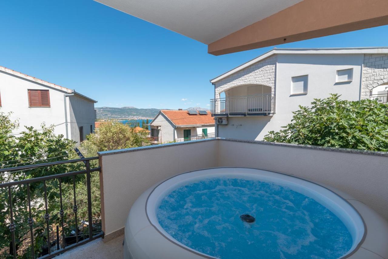 Apartment Gagula With Jacuzzi Trogir Bagian luar foto