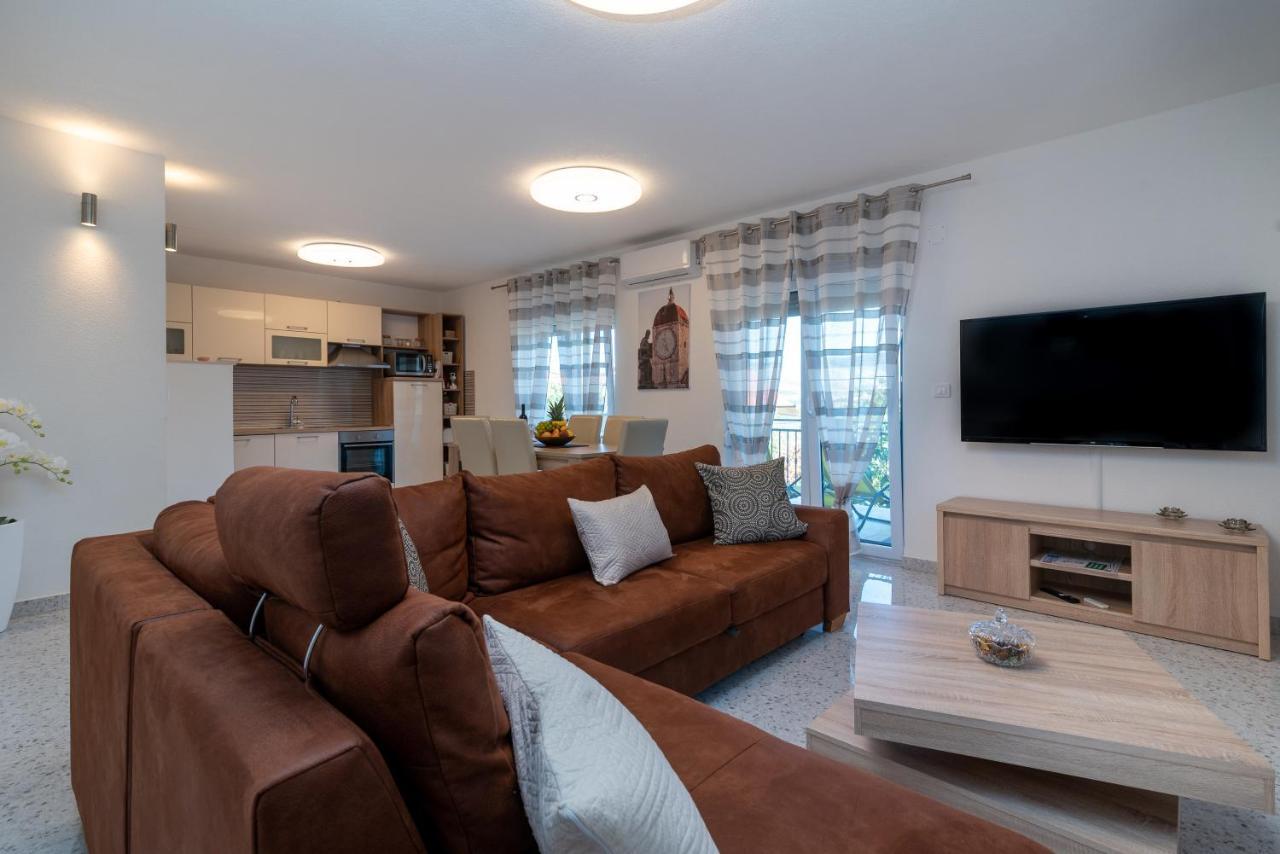 Apartment Gagula With Jacuzzi Trogir Bagian luar foto