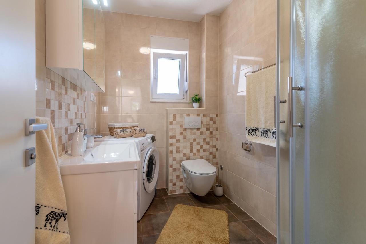 Apartment Gagula With Jacuzzi Trogir Bagian luar foto