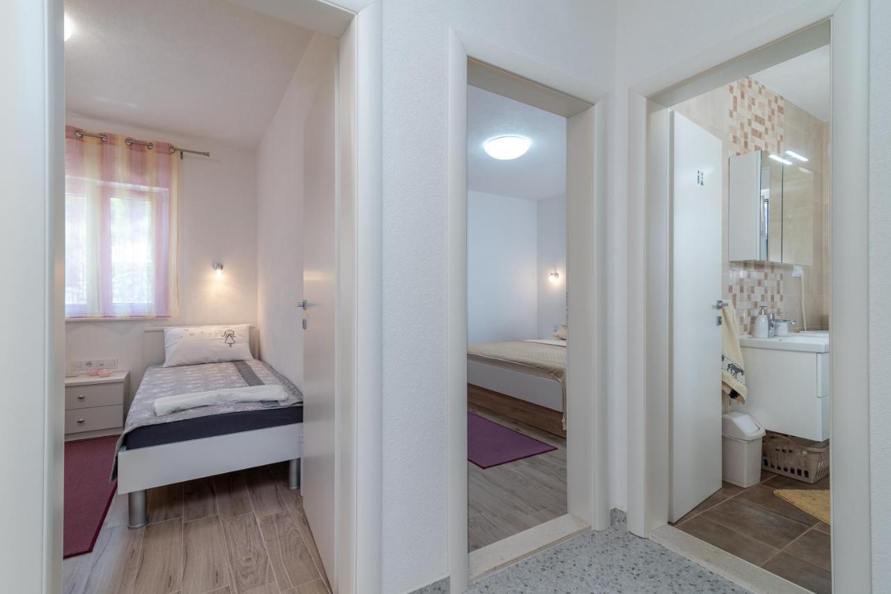 Apartment Gagula With Jacuzzi Trogir Bagian luar foto