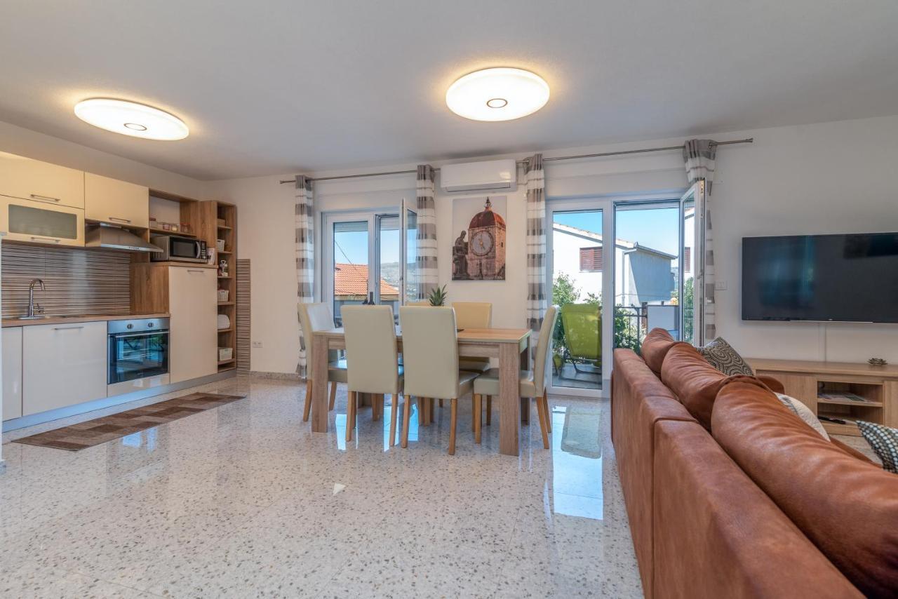 Apartment Gagula With Jacuzzi Trogir Bagian luar foto