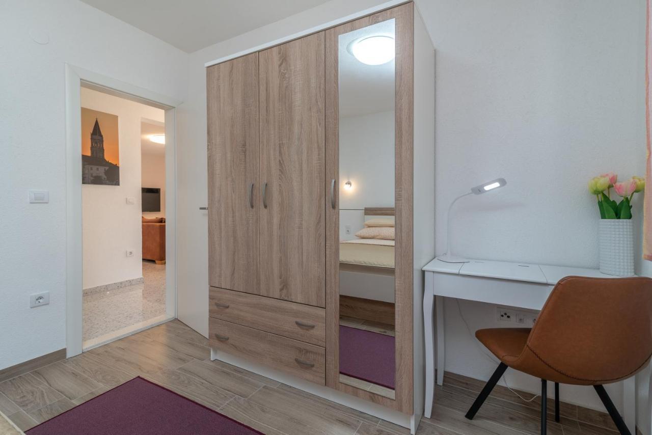 Apartment Gagula With Jacuzzi Trogir Bagian luar foto