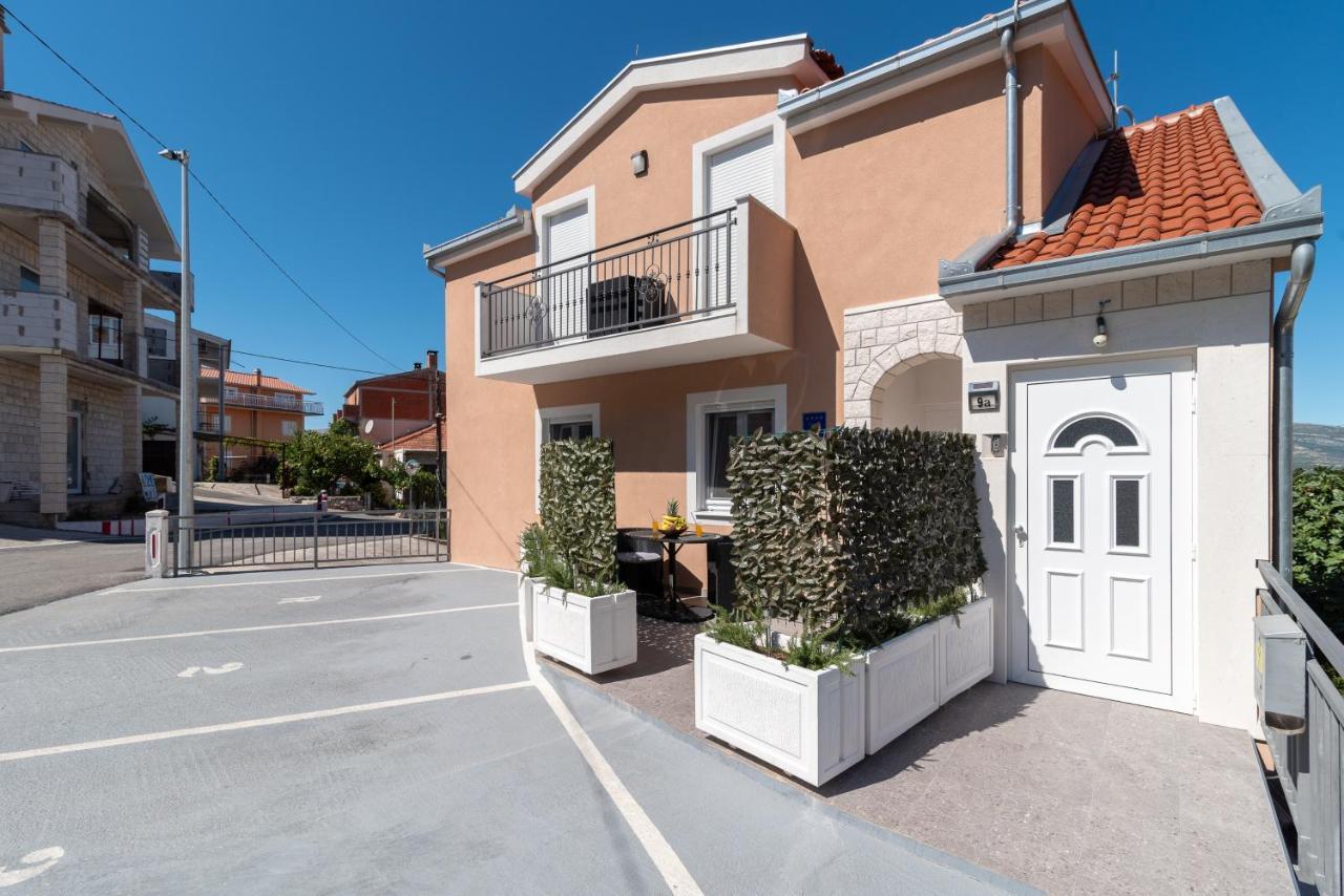 Apartment Gagula With Jacuzzi Trogir Bagian luar foto