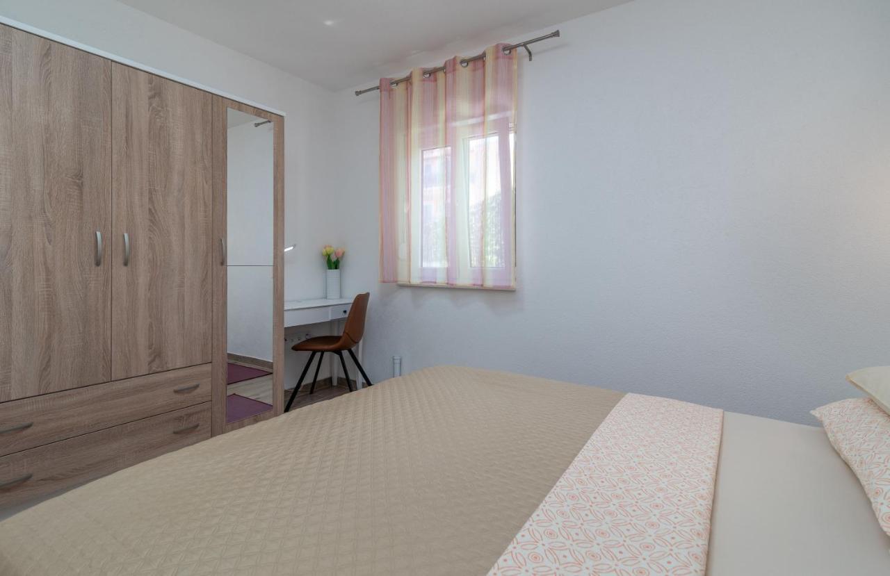 Apartment Gagula With Jacuzzi Trogir Bagian luar foto