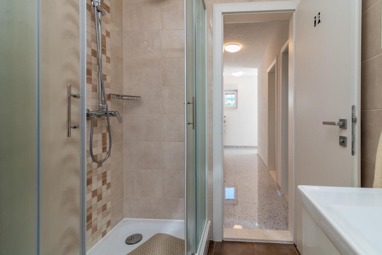 Apartment Gagula With Jacuzzi Trogir Bagian luar foto