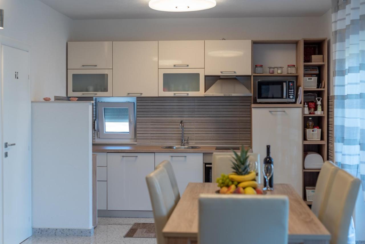 Apartment Gagula With Jacuzzi Trogir Bagian luar foto