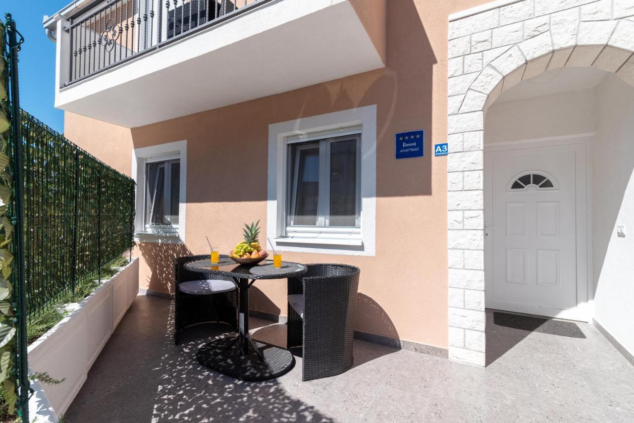 Apartment Gagula With Jacuzzi Trogir Bagian luar foto